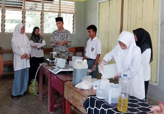 Keren! Siswa MAN 5 Kuntu Sukses Olah Minyak Jelantah Jadi Biodiesel