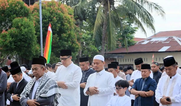 Salat Iduladha di Sidomulyo, Agung Sampaikan Rencana Perbaikan Jalan
