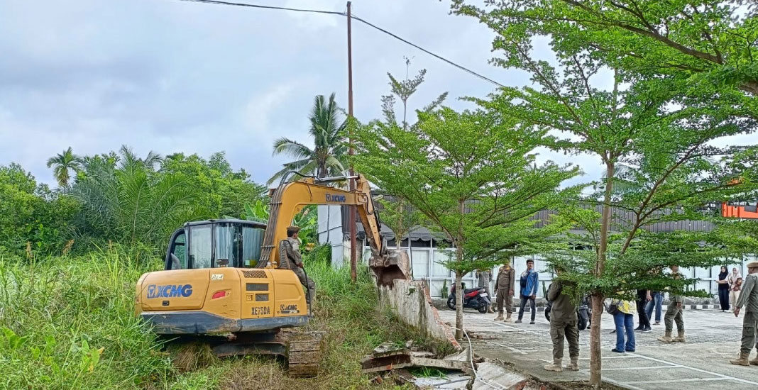 Pemko Pekanbaru Tertibkan Bangunan Liar di Lahan Aset Jalan Sudirman Ujung