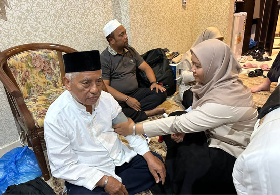 Jelang Puncak Haji, Petugas BTH 04 Cek Kesehatan Jemaah Door to Door