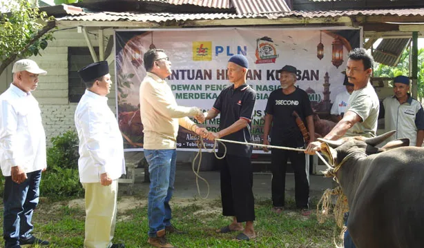 Perkuat Kepedulian Sosial, Tani Merdeka Riau Salurkan Sapi Kurban ke Ponpes Ash Shomad